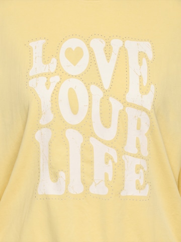 Sweat-shirt 'CARSandy' ONLY Carmakoma en jaune