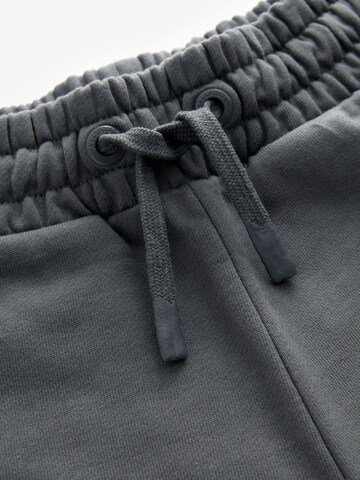 Tapered Pantaloni 'Underground' de la smALLSAINTS pe gri