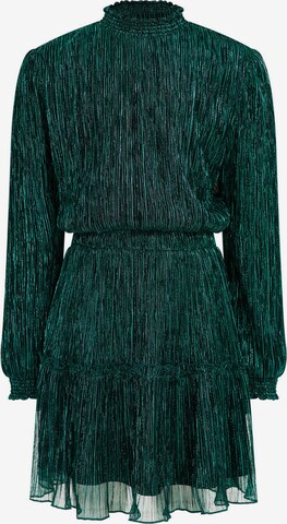 Rochie de la WE Fashion pe verde: față