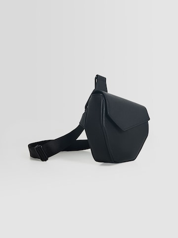 Bershka Чанта за през рамо тип преметка в черно: отпред