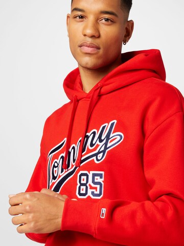 Tommy Jeans كنزة رياضية 'College 85' بلون أحمر