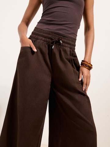 Wide Leg Pantalon à pince Friends Like These en marron