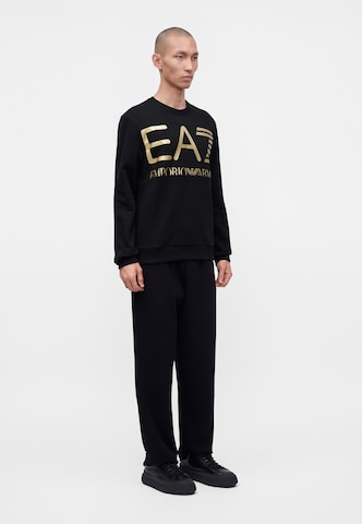 EA7 Emporio Armani Sweatshirt i svart: sida