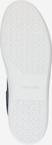 Calvin Klein حذاء رياضي بلا رقبة بلون أزرق