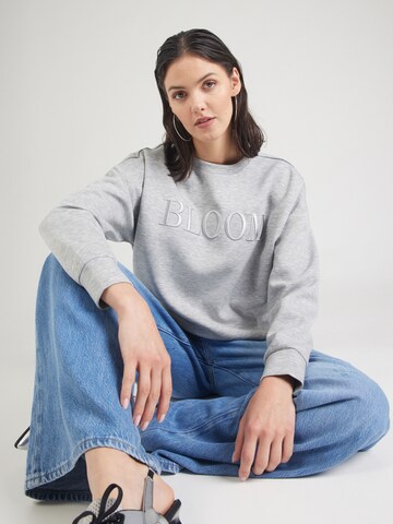Sweat-shirt 'VIREFLECT' VILA en gris : devant