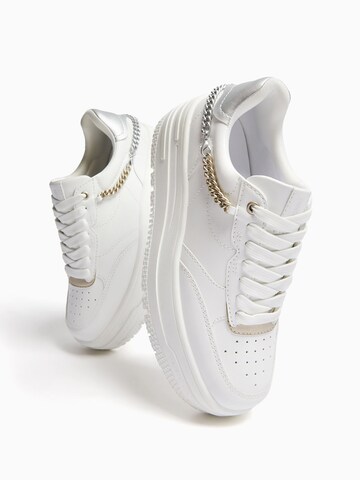 Bershka Sneaker in Weiß