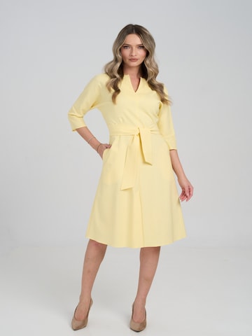 Robe 'Elegant Office Dress with Clean Cut – Yellow – Ingrid' Couture de Marie en jaune