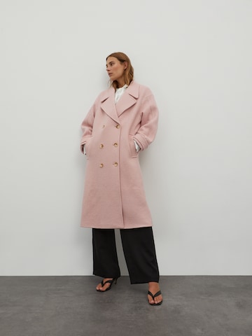 Manteau mi-saison 'Bieke' EDITED en rose : devant