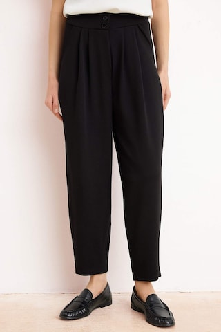 regular Pantaloni con pieghe di Trendyol in nero: frontale
