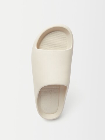 Flip-flops de la Bershka pe bej