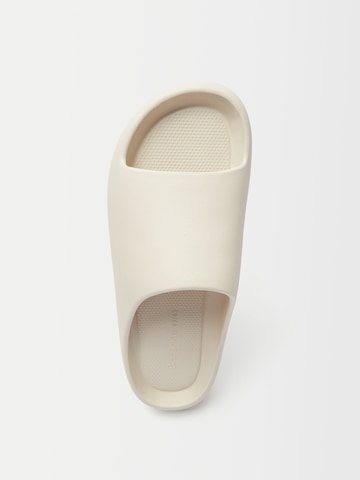 Flip-flops de la Bershka pe bej