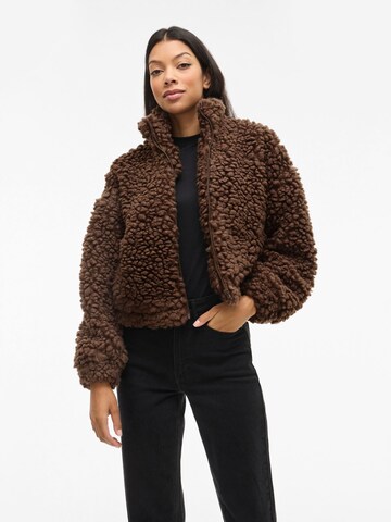 VILA - Chaqueta de entretiempo en marrón: frente