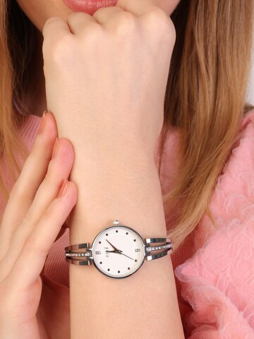 Montre à affichage analogique Lucardi en argent : devant