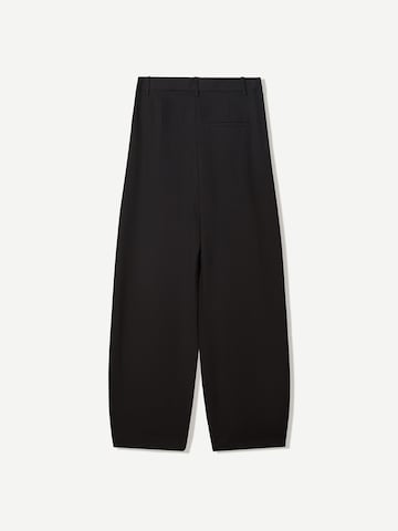 Baggy Pantaloni con pieghe di Bershka in nero