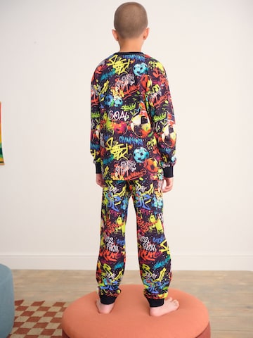 Pijamale de la Next pe negru