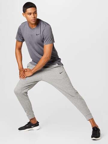 NIKE Tapered Sportbroek in Grijs