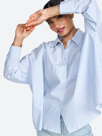 Rich & Royal Blouse in Blue: front