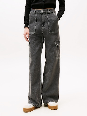 Tommy Jeans Loosefit Cargojeans 'Claire' in Grijs: voorkant