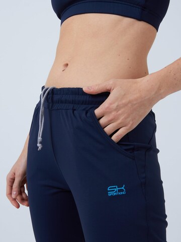 SPORTKIND Loosefit Sportbroek 'Caprihose mit Taschen' in Blauw