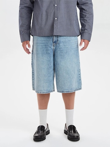 Dxnmxrk - Pierna ancha Vaquero 'DXHarri Blue Wide Fit Denim Shorts' en azul: frente