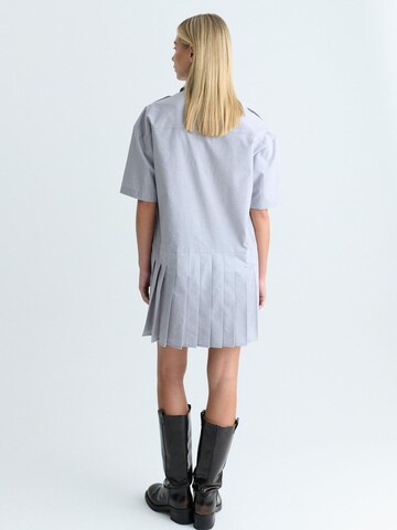 Robe-chemise 'FOLD' FEMSSY en gris