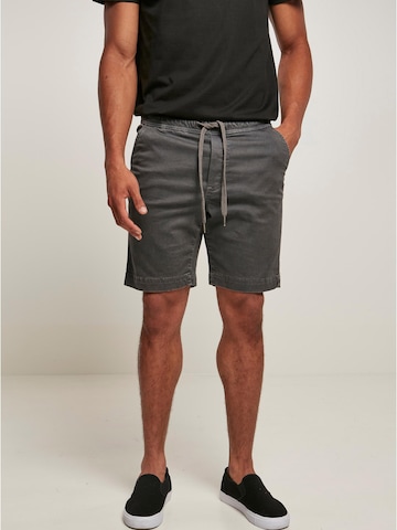 Urban Classics Regular Shorts in Grau: predná strana