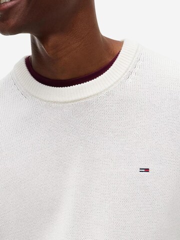 Pull-over Tommy Jeans en blanc