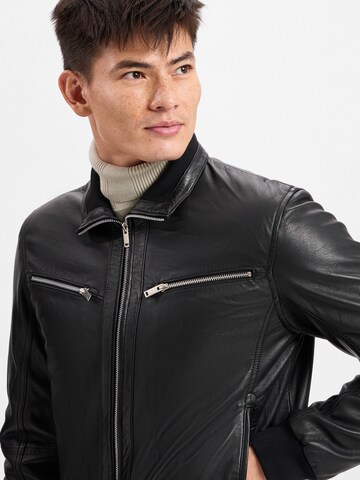 Andrew James Jacke in Schwarz