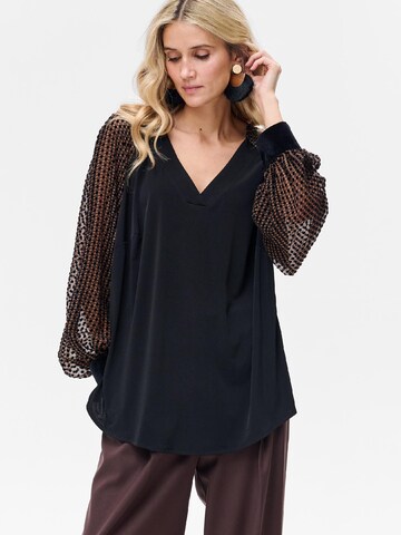 Blue Shadow Bluse‌‌‌‌ in Schwarz
