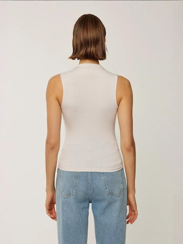Hiccup Top in White