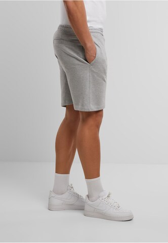 MT Upscale Regular Shorts in Grau