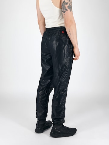 Magdeburg Los Angeles Дънки Tapered Leg Панталон 'ESSENTIAL' в черно