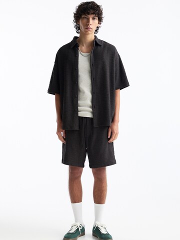 Pull&Bear Comfort Fit Hemd in Schwarz