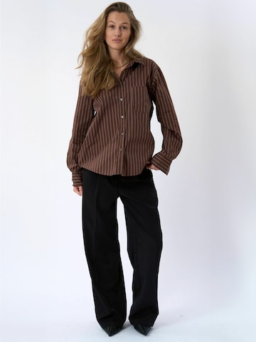TEESHOPPEN - Camisa ' Thalia ' em castanho