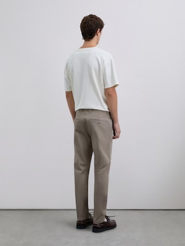 Regular Pantalon chino Scalpers en marron