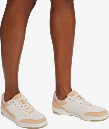 ESPRIT Sneakers laag in Beige: voorkant