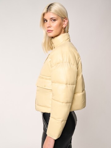 ABOUT YOU x Laura Giurcanu - Chaqueta de invierno 'Alexia' en beige