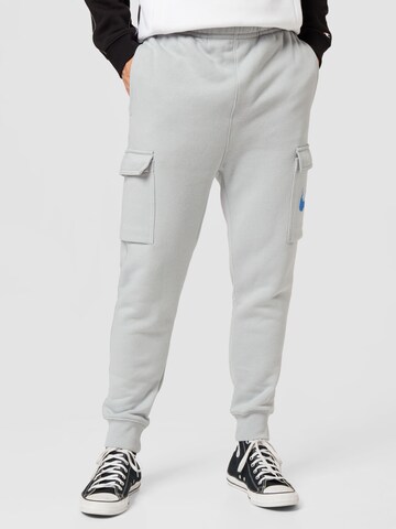 Tapered Pantaloni cargo di Nike Sportswear in grigio: frontale