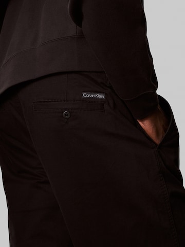 Loosefit Pantalon chino Calvin Klein Jeans en noir