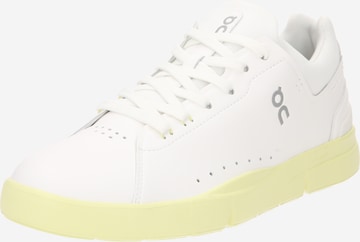 On Sports shoe 'THE ROGER' in White: front