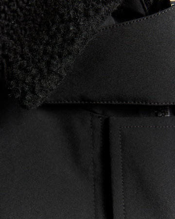 Lyle & Scott Tussenparka in Zwart