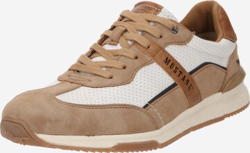 Baskets basses MUSTANG en beige : devant