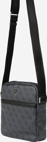 Borsa a tracolla 'Vezzola' di GUESS in nero