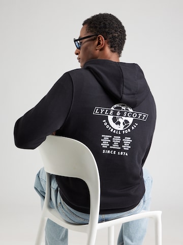 Lyle & Scott Sweatshirt  'Football World' in Schwarz: Vorderseite