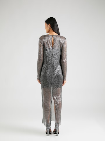 Gina Tricot Společenské šaty – stříbrná