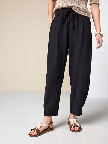 Next Barrel Hose in Schwarz: Vorderseite