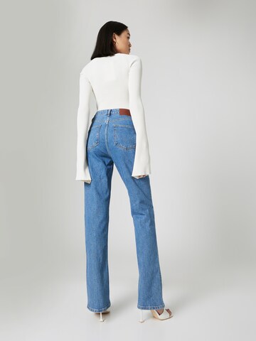 RÆRE by Lorena Rae Bootcut Jeans 'Ela' in Blauw