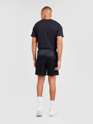 NIKE Regular Sportshorts in Schwarz