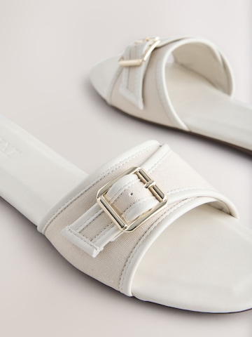 Saboți de la Next pe alb