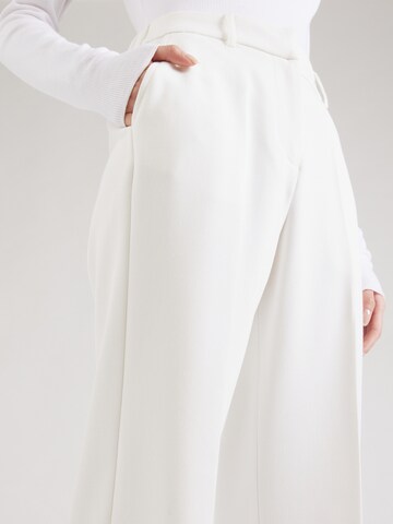 Y.A.S Regular Suorat housut 'Likka' värissä valkoinen